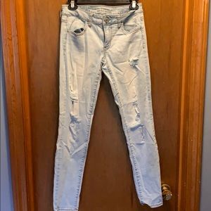 Light wash American eagle ripped skinny jeans